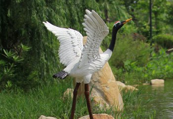 仙鹤雕塑-户外站在石头上展翅的仙鹤雕塑
