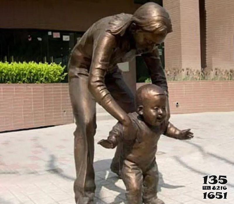 儿童雕塑-小孩学走路广场小品铜雕儿童雕塑高清图片
