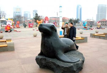海豹雕塑-广场上摆放的趴着的青石石雕创意海豹雕塑