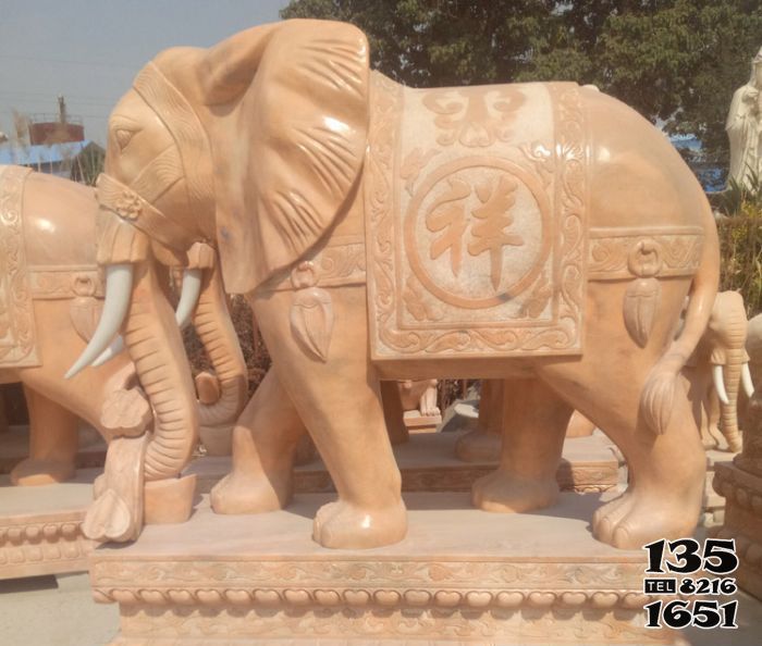 大象雕塑-景区晚霞红石雕吉祥浮雕大象雕塑高清图片