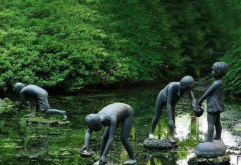 儿童雕塑-户外池塘玻璃钢水中抓鱼的儿童雕塑