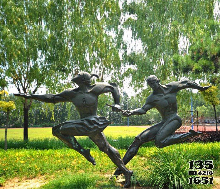 跑步雕塑-小区草坪摆放接力赛跑人物玻璃钢青铜雕塑高清图片