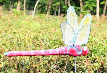 蜻蜓雕塑-学校街边花池摆放创意玻璃钢蜻蜓雕塑