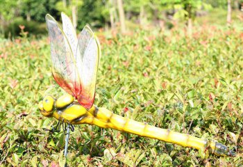 蜻蜓雕塑-游乐园学校摆放黄色大号玻璃钢蜻蜓雕塑