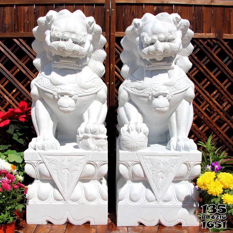狮子雕塑-广场汉白玉一对看门的石雕狮子雕塑高清图片