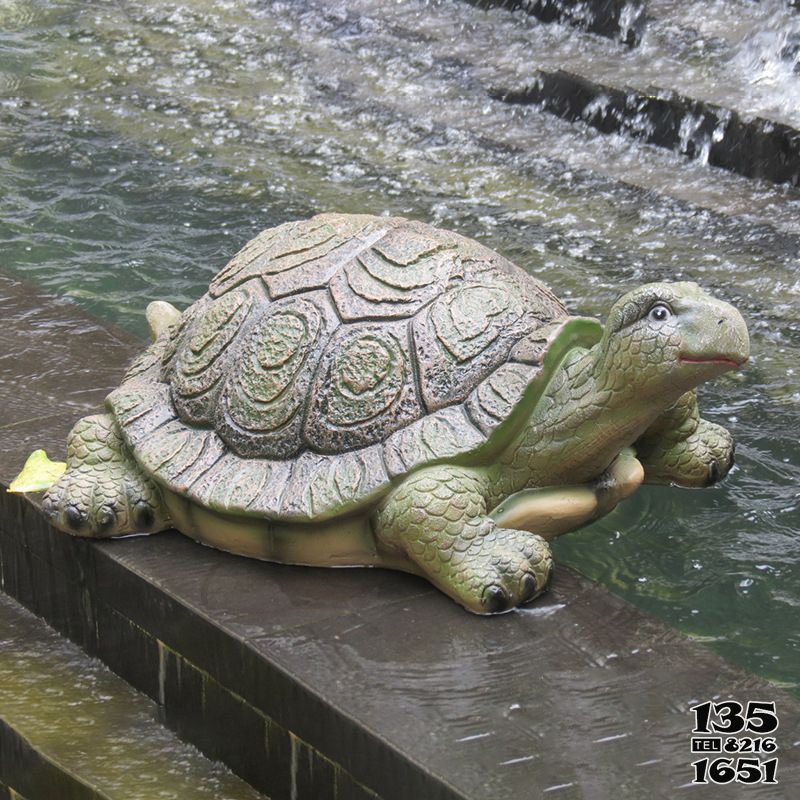乌龟雕塑-户外池塘创意玻璃钢爬行的乌龟雕塑高清图片