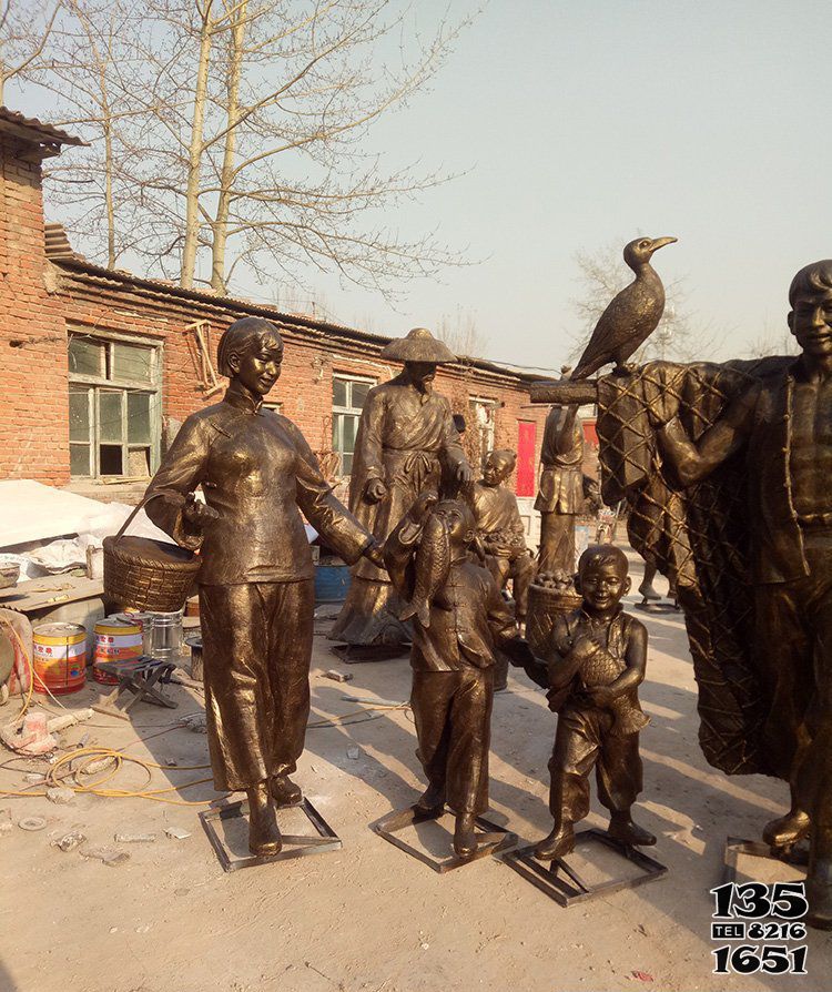 鱼雕塑-动物园景观一群抱鱼的黄铜石雕鱼雕塑