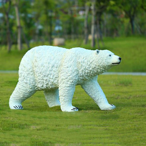 北极熊雕塑-公园里摆放的行走的玻璃钢创意北极熊雕塑高清图片