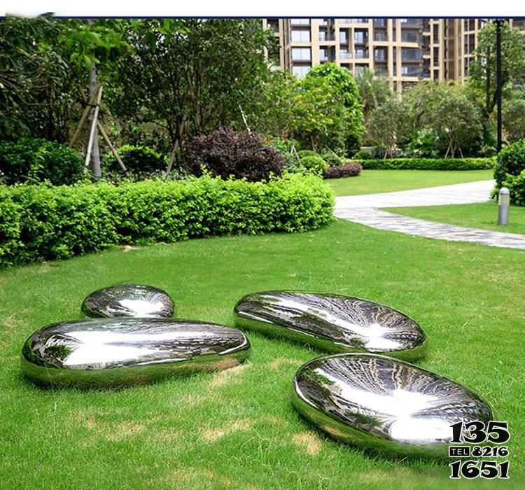 鹅卵石雕塑-公园草坪不锈钢镜面大小不同的水滴装饰品摆件高清图片