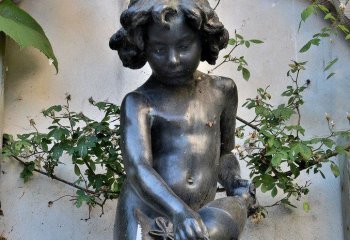儿童雕塑-公园铜雕拿着罐子倒水的儿童雕塑
