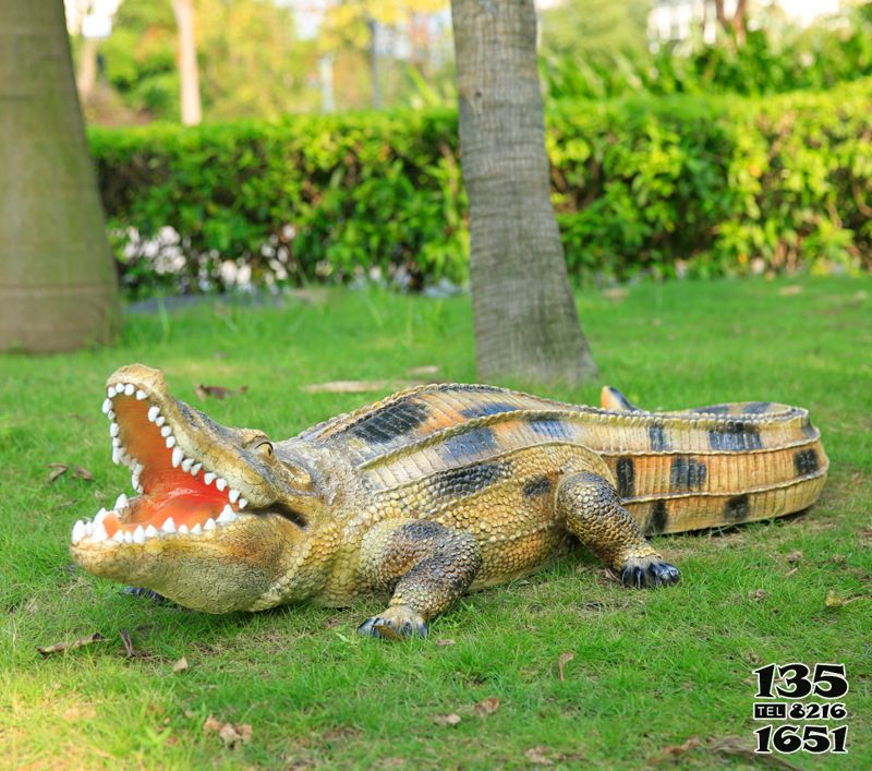 鳄鱼雕塑-公园草地摆放的张嘴的玻璃钢彩绘鳄鱼雕塑高清图片