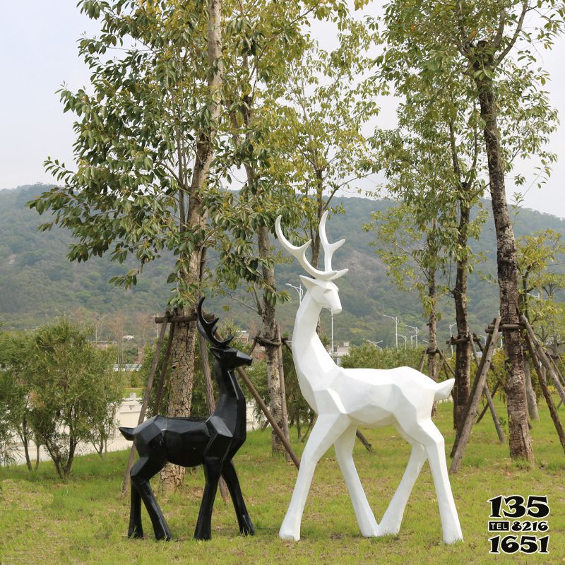 梅花鹿雕塑-户外草坪玻璃钢几何园林景观黑白两只梅花鹿雕塑高清图片