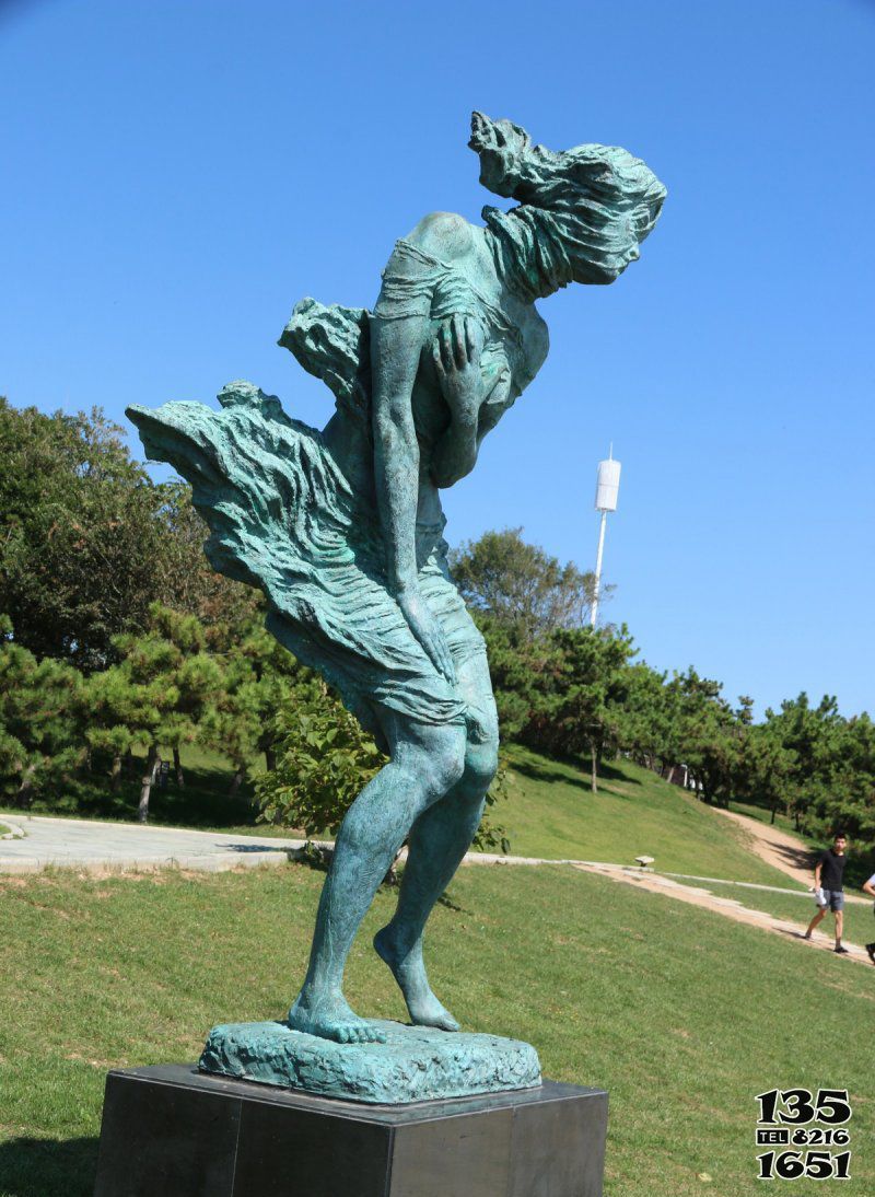 女孩雕塑-公园景观捂着裙子铜雕女孩雕塑高清图片