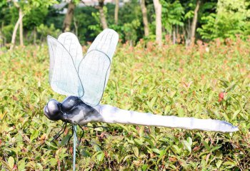 蜻蜓雕塑-园林喷水灰色玻璃钢蜻蜓雕塑