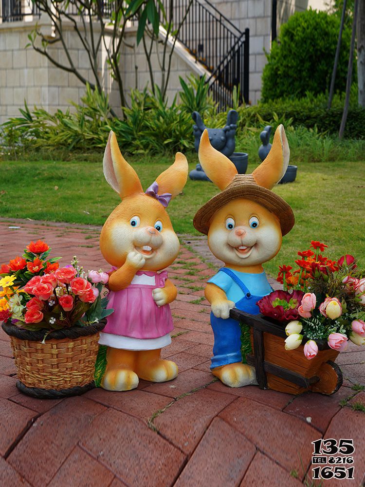 兔子雕塑-景区公园玻璃钢彩绘童趣兔子雕塑高清图片