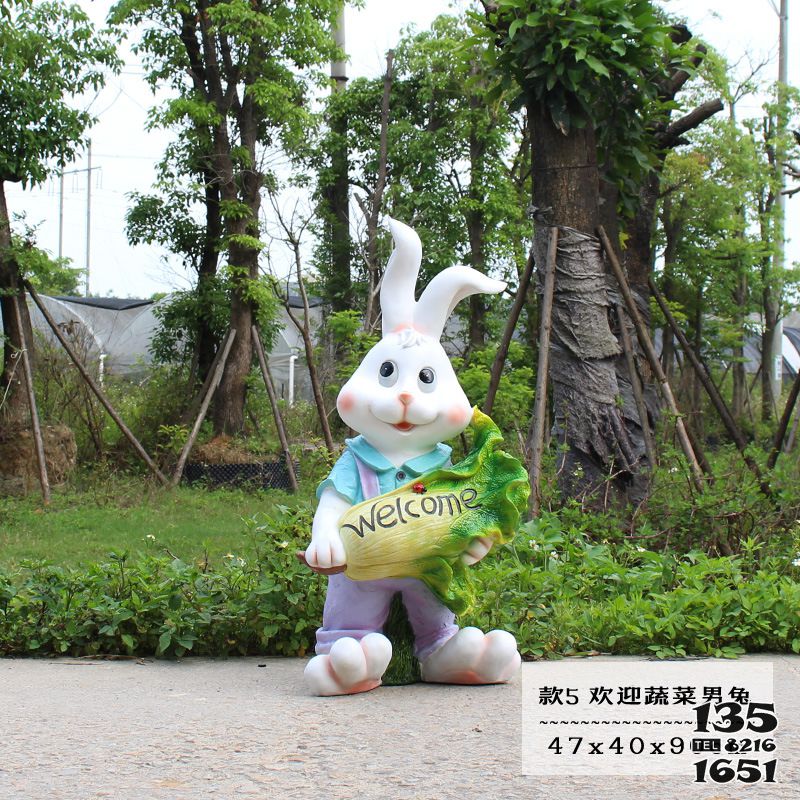 兔子雕塑-商场一只抱着欢迎蔬菜的玻璃钢兔子雕塑高清图片