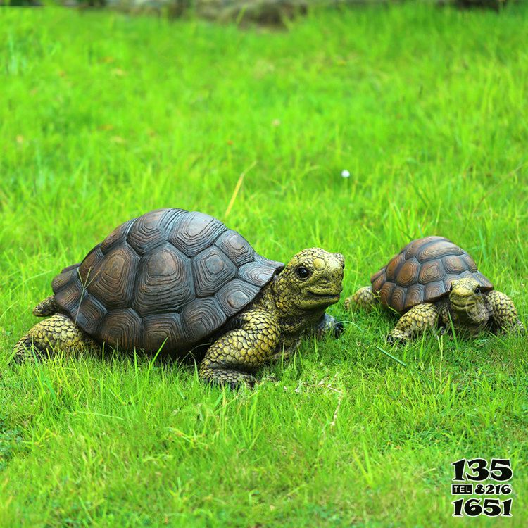 乌龟雕塑-公园草坪玻璃钢两只爬行的乌龟雕塑