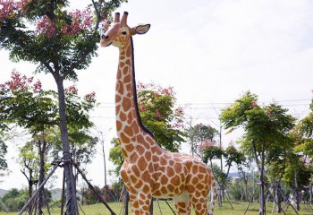 长颈鹿雕塑-玻璃钢彩绘创意户外园林景观大型长颈鹿雕塑