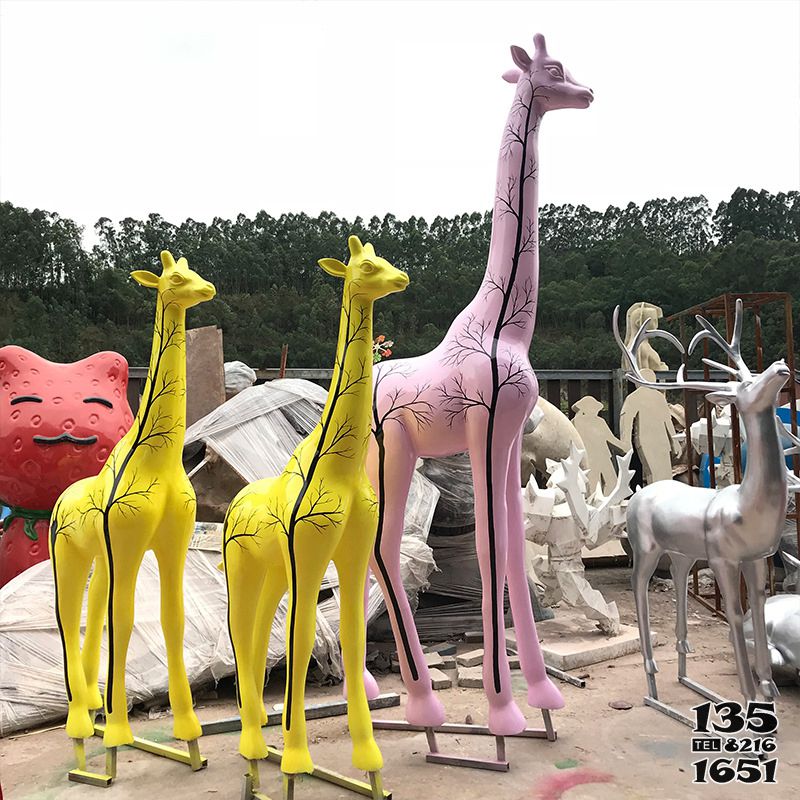 长颈鹿雕塑-公园景区玻璃钢彩绘长颈鹿雕塑高清图片