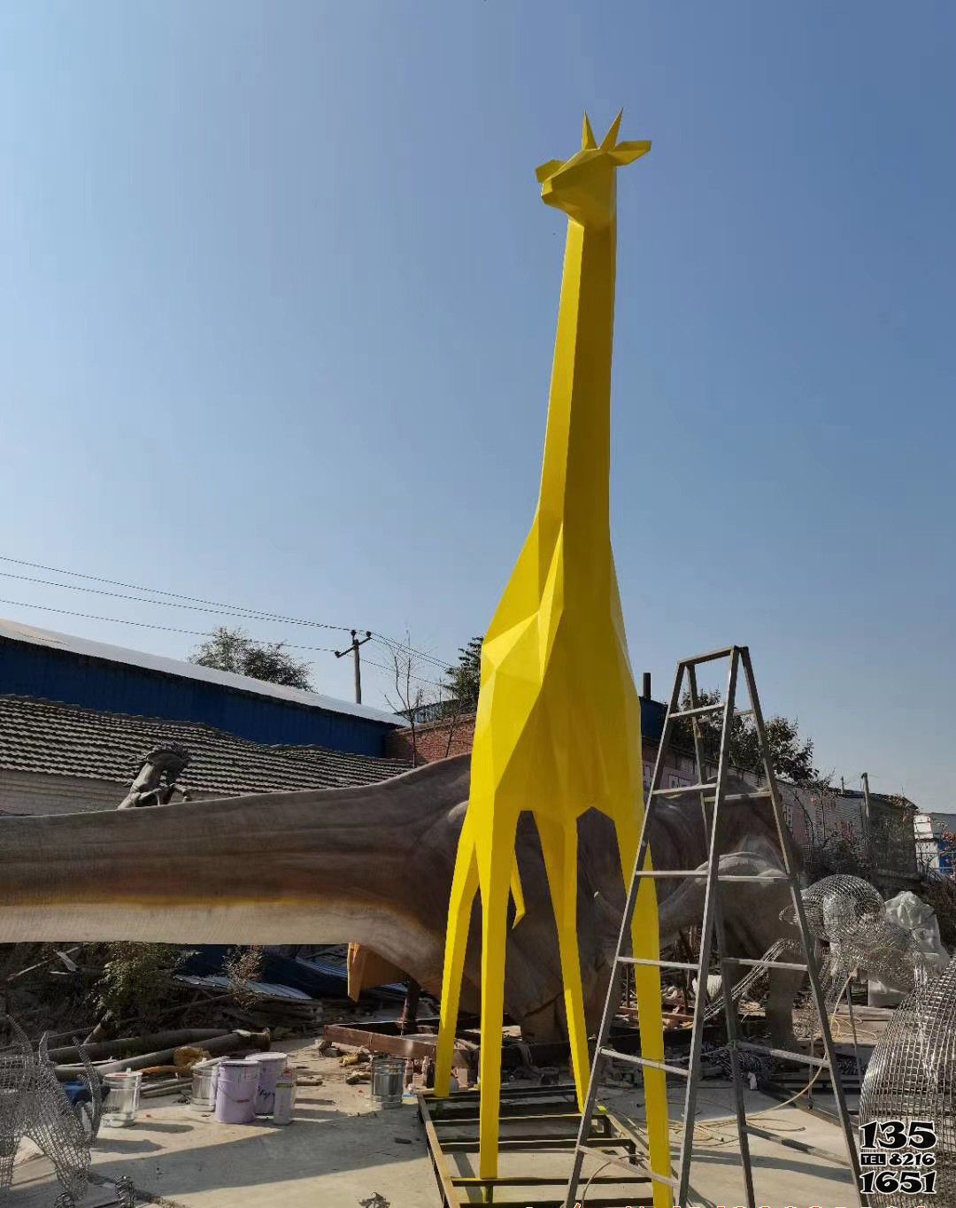 长颈鹿雕塑-玻璃钢几何大型景观黄色抽象长颈鹿雕塑高清图片