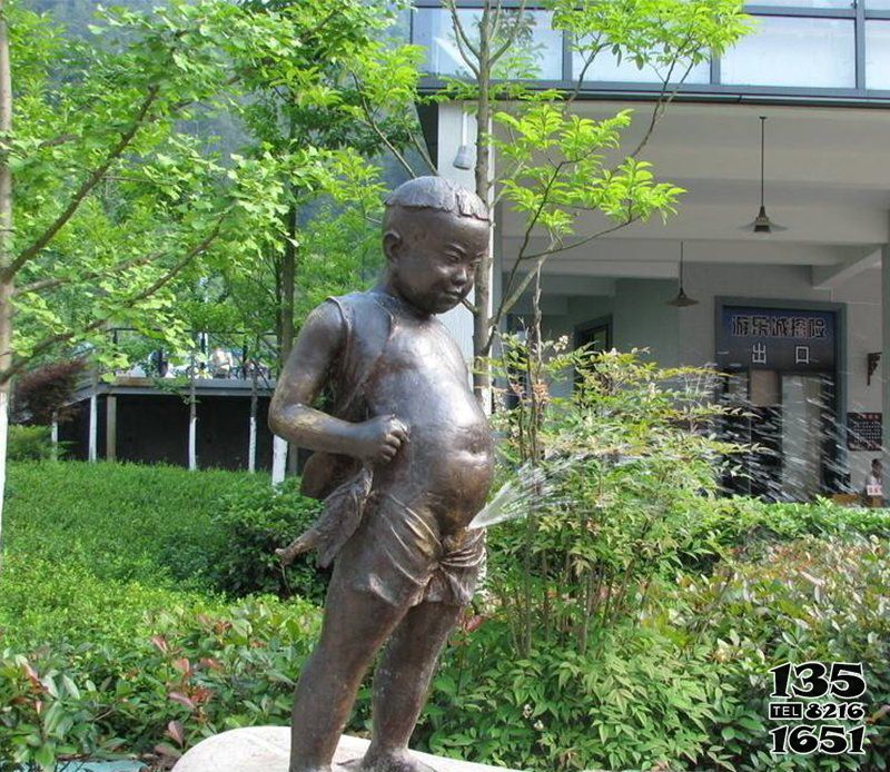 儿童雕塑-公园铜雕站着撒尿的小男孩人物景观儿童雕塑高清图片