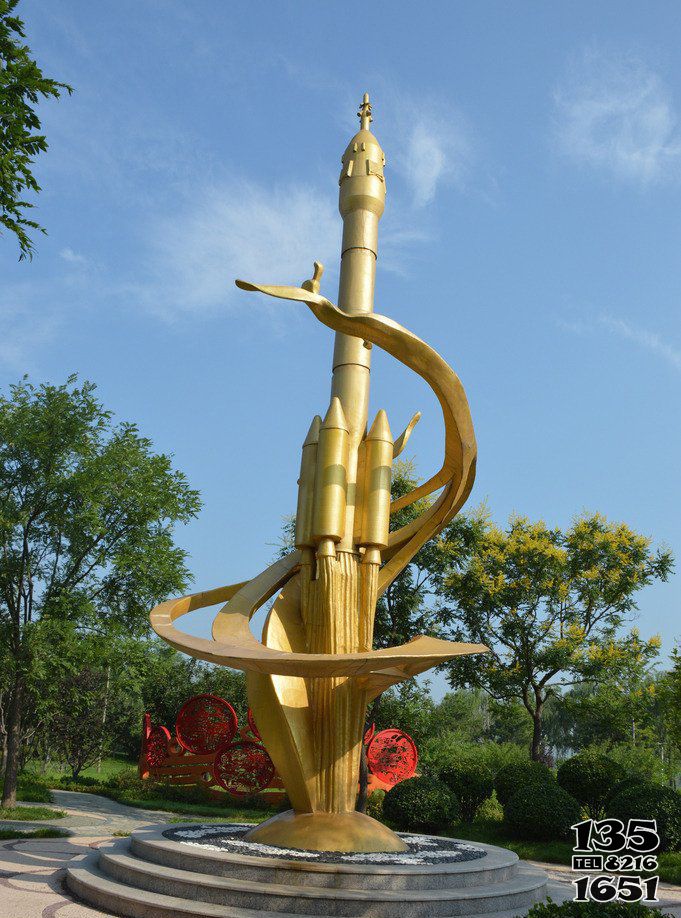 火箭雕塑-公园里摆放的金色的不锈钢喷漆火箭雕塑高清图片