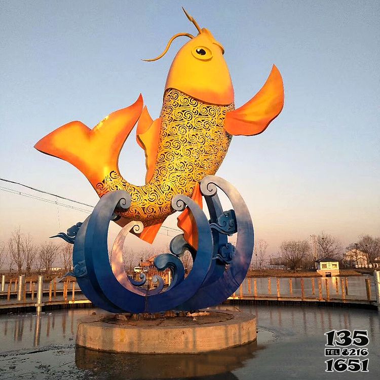 鲤鱼雕塑-池塘中一只金色不锈钢飞跃的鲤鱼雕塑高清图片