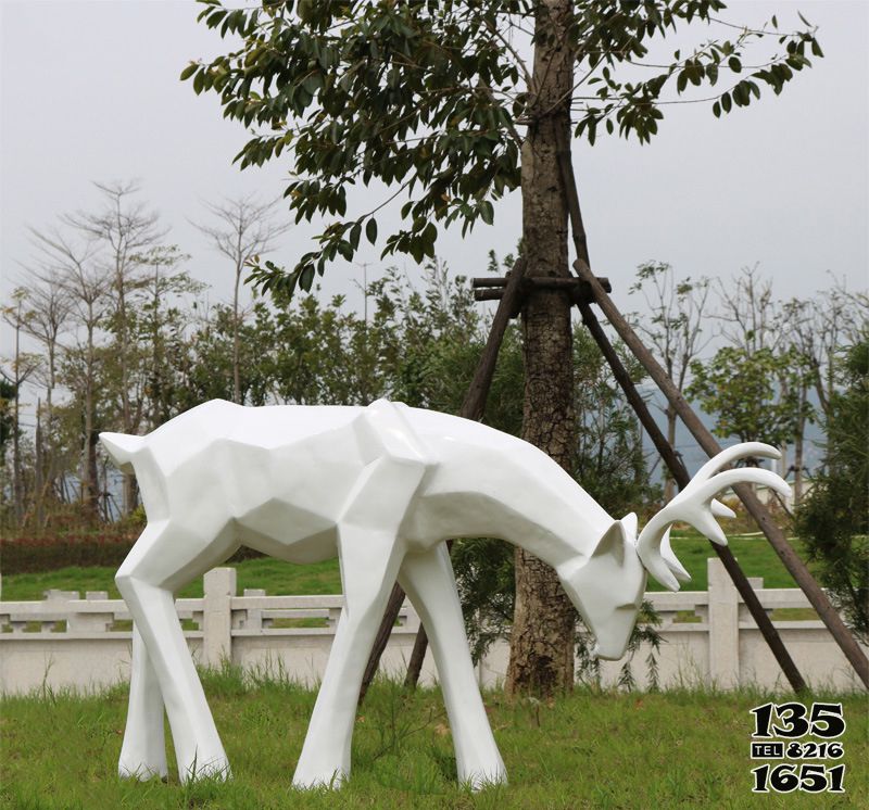 梅花鹿雕塑-户外景观装饰品摆件低头觅食的梅花鹿雕塑高清图片
