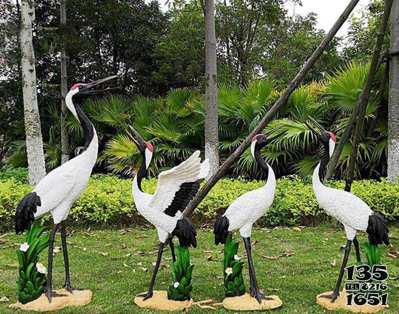 丹顶鹤雕塑-公园户外玻璃钢彩绘仿真动物丹顶鹤雕塑高清图片