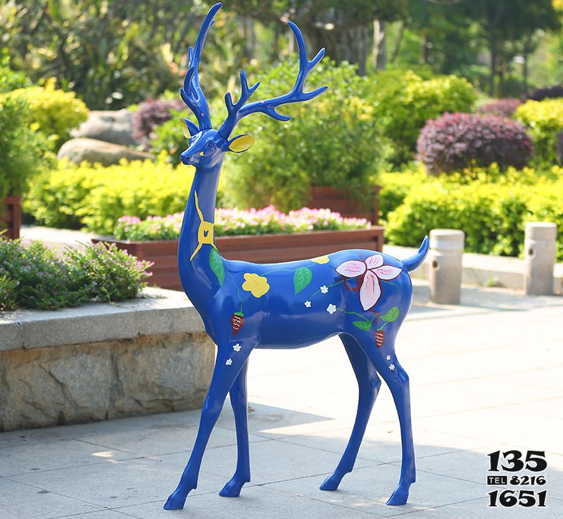 梅花鹿雕塑-商场创意大型景观装饰品玻璃钢彩绘蓝色梅花鹿雕塑高清图片