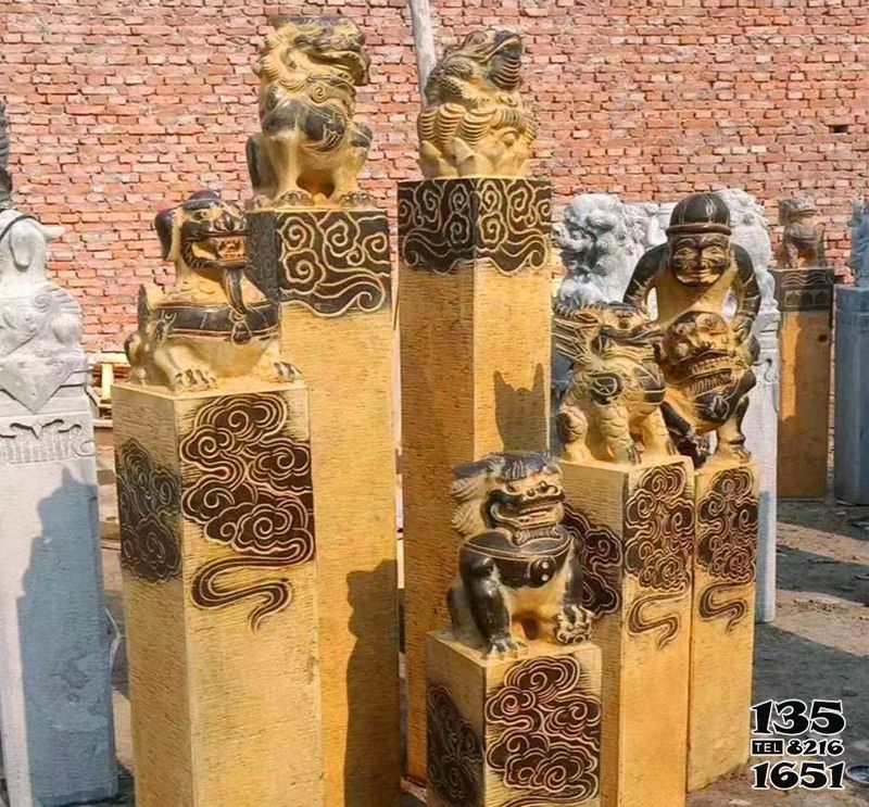 拴马柱雕塑-黄黑大理石人物狮子造型拴马柱雕塑高清图片