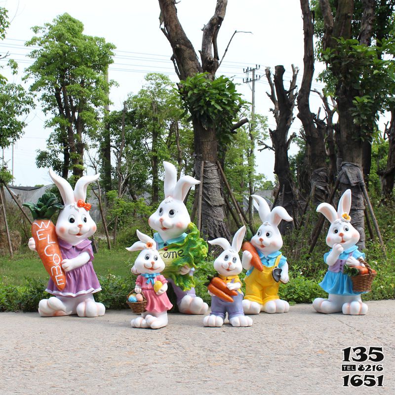 兔子雕塑-景区一群拿蔬菜的玻璃钢兔子雕塑高清图片