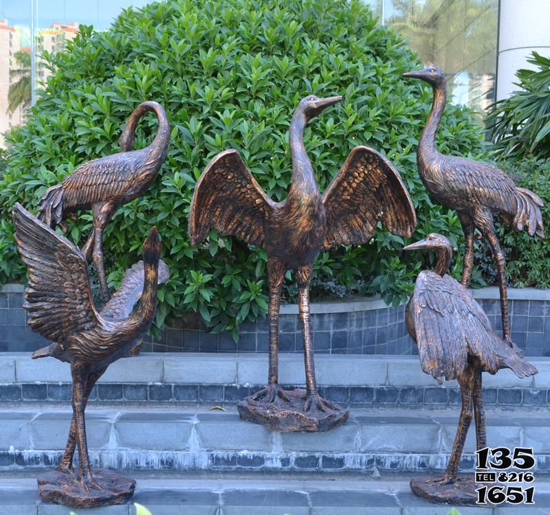 仙鹤雕塑-公园景观装饰品摆件不锈钢仿铜鹤雕塑高清图片