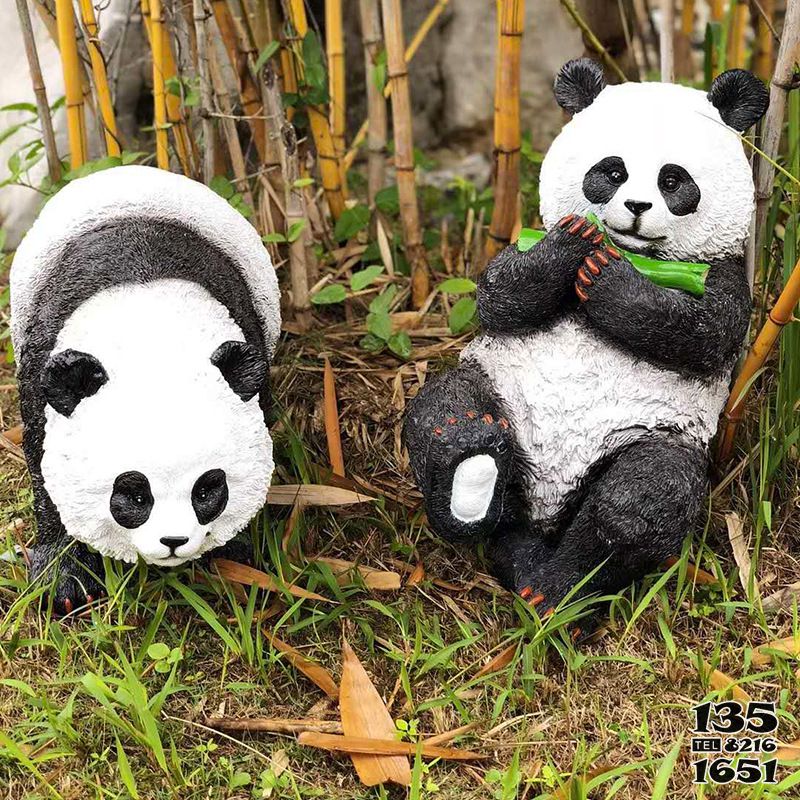 熊猫雕塑-动物园摆放两只吃竹子玻璃钢熊猫雕塑高清图片