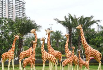 长颈鹿雕塑-公园草坪玻璃钢彩绘仿真动物园林景观长颈鹿雕塑