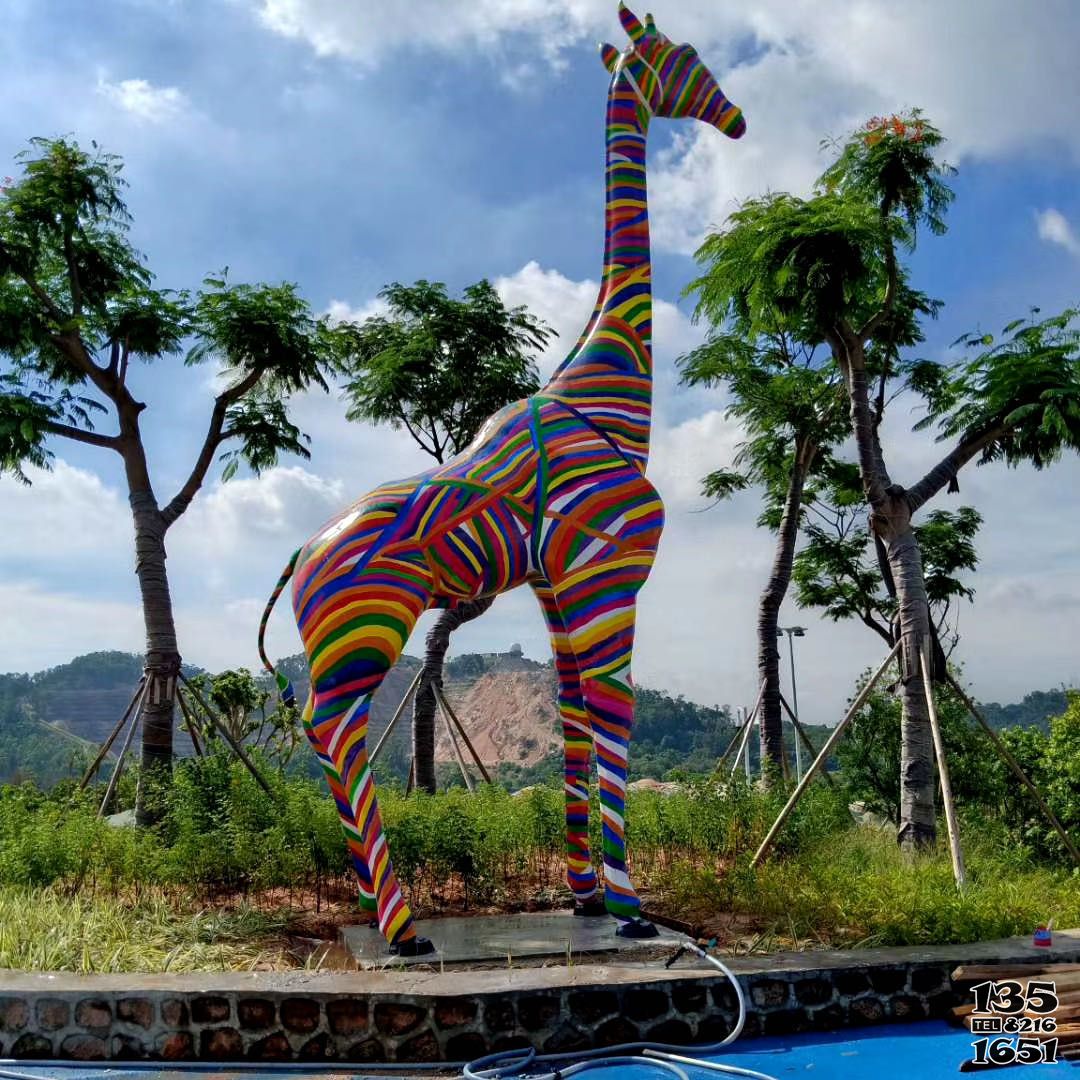 长颈鹿雕塑-海边大型景观玻璃钢彩绘长颈鹿雕塑高清图片