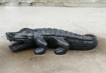 鳄鱼雕塑-沙滩摆放的黑色的玻璃钢创意鳄鱼雕塑