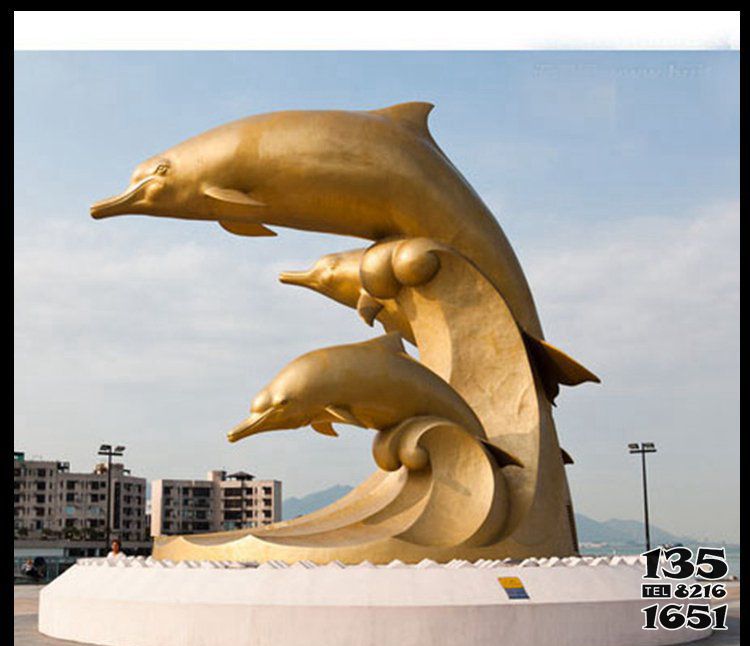 海豚雕塑-酒店门口三只黄铜海豚雕塑高清图片