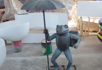 青蛙雕塑-街道玻璃钢撑伞的青蛙雕塑