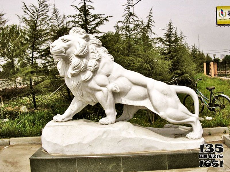 狮子雕塑-景区汉白玉石雕大型户外园林景观行走的狮子雕塑高清图片