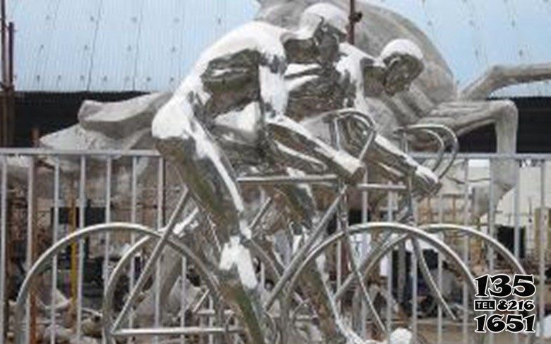 自行车雕塑-公园不锈钢镜面骑自行车人物景观雕塑高清图片