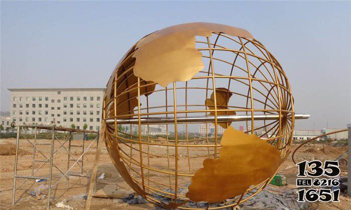 地球仪雕塑-户外广场不锈钢喷金烤漆镂空地球仪雕塑高清图片