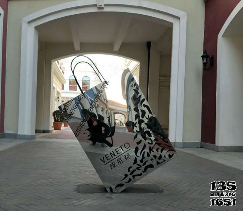 购物袋雕塑-酒店商店门口抛光不锈钢购物袋雕塑高清图片