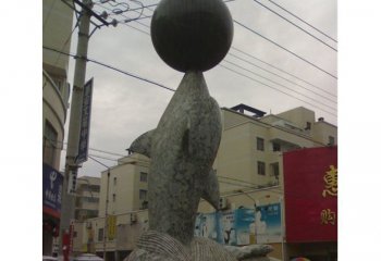 海豚雕塑-城市街道一只玩球的石雕海豚雕塑