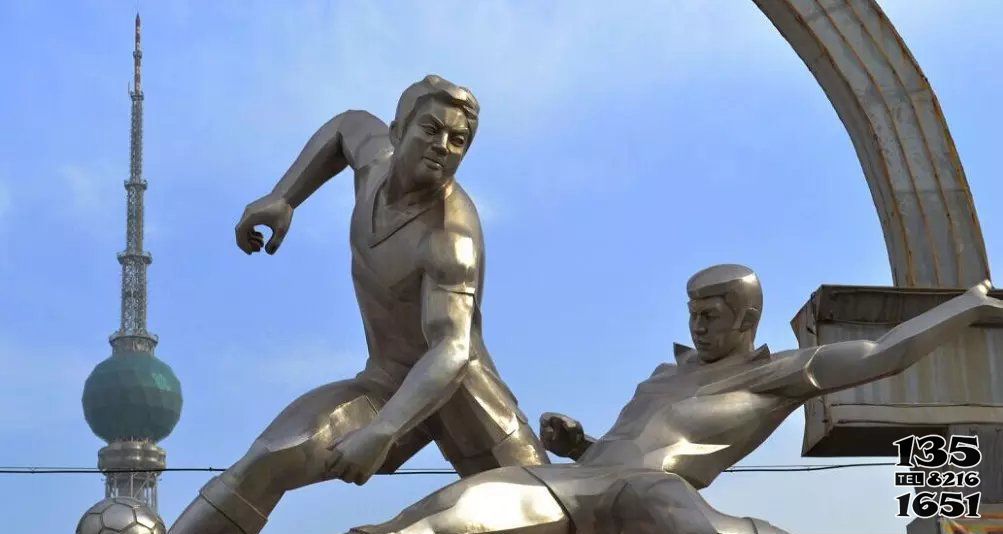 足球雕塑-公园不锈钢镜面踢足球运动员雕塑高清图片