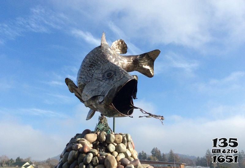 鲤鱼雕塑-街道摆放的吃食的不锈钢创意鲤鱼雕塑高清图片