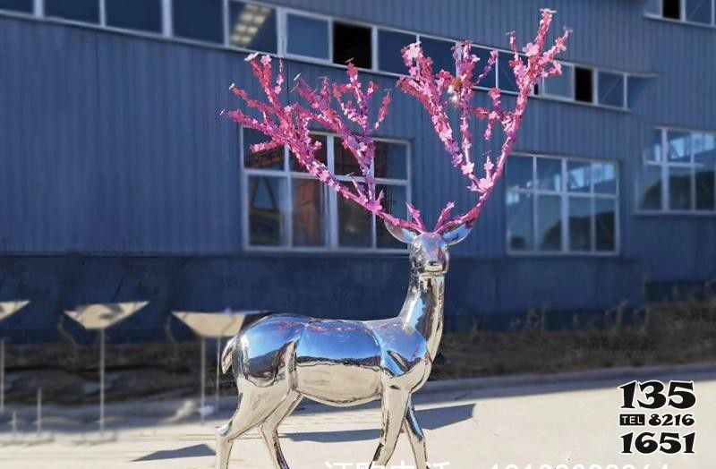 鹿雕塑-公园景区不锈钢镜面户外园林大型景观鹿雕塑高清图片