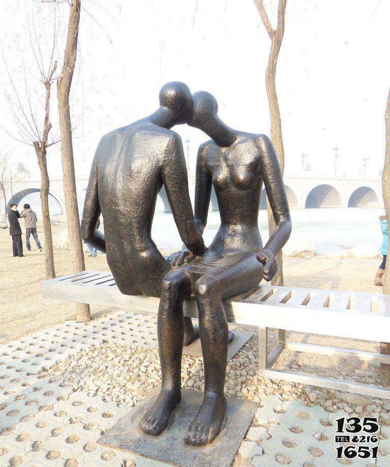 情侣雕塑-公园抽象亲吻铜雕情侣雕塑高清图片
