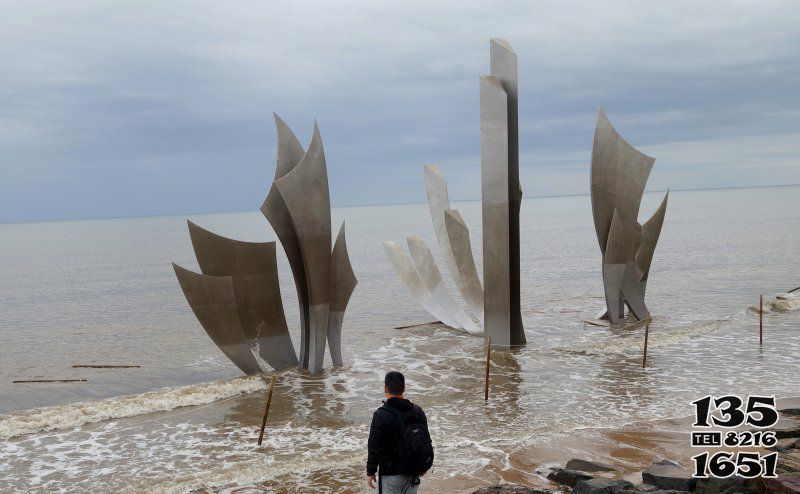 船帆雕塑-景区海边形象切面不锈钢帆船雕塑高清图片