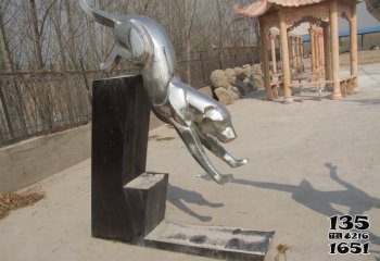 豹子雕塑-户外广场不锈钢镜面向下奔跑的豹子雕塑